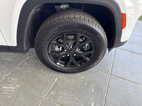 Used 2024 Jeep Grand Cherokee Altitude image 12