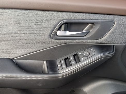 Used 2023 Nissan Rogue SV image 15