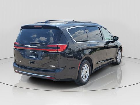 Used 2022 Chrysler Pacifica Touring-L FWD image 4
