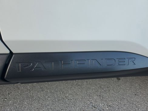 Used 2025 Nissan Pathfinder SL image 31