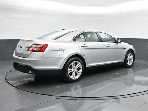Used 2017 Ford Taurus SE image 7