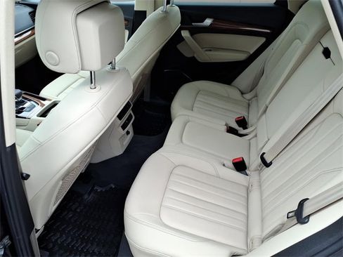 Used 2023 Audi Q5 2.0T Premium w/ Convenience Package image 9