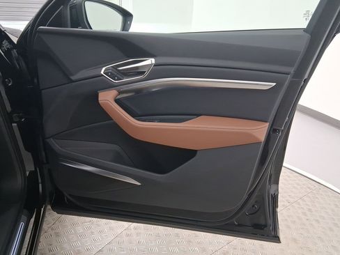 Used 2024 Audi Q8 e-tron Premium Plus w/ Premium Plus Package image 34