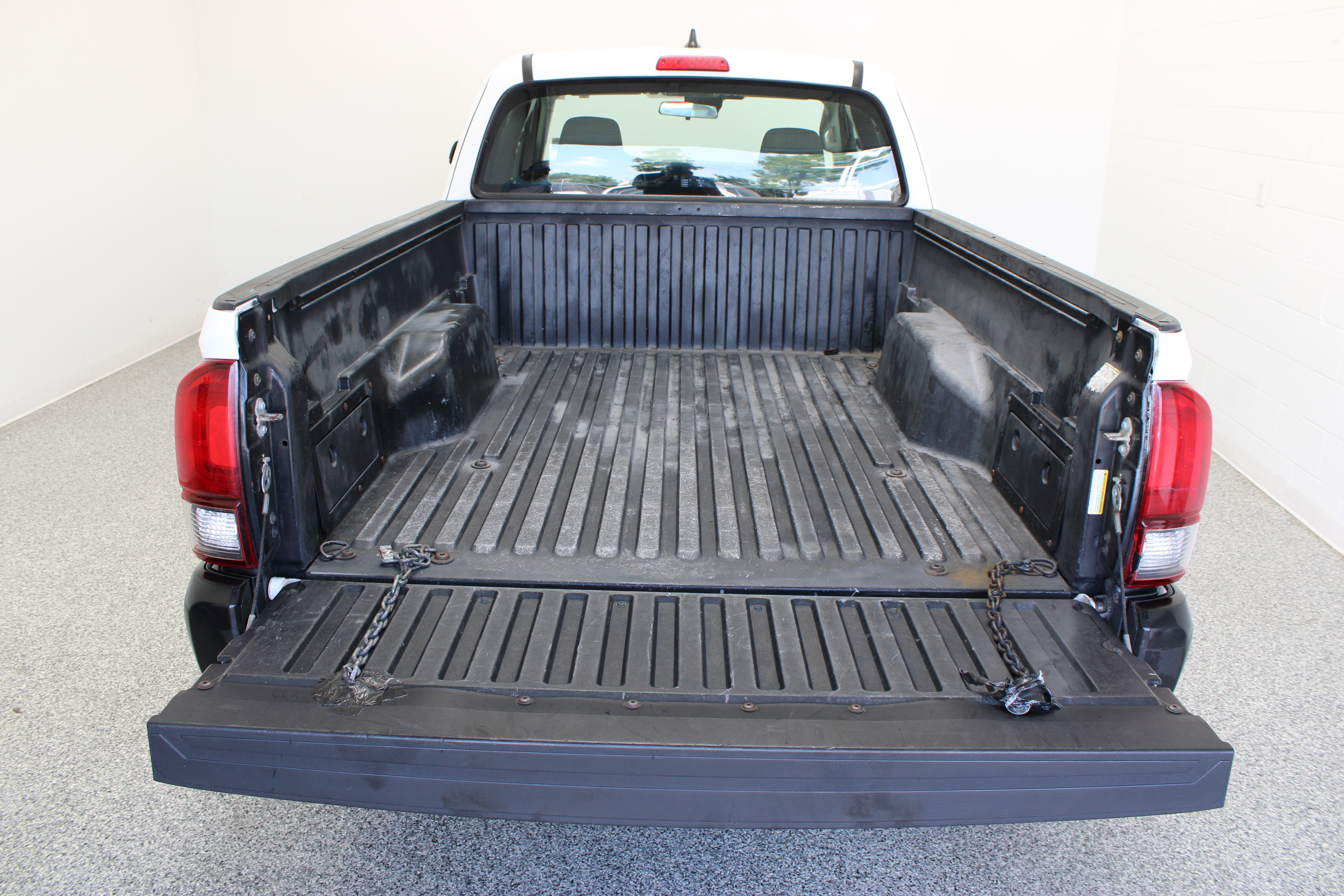 Used 2018 Toyota Tacoma SR RWD image 9