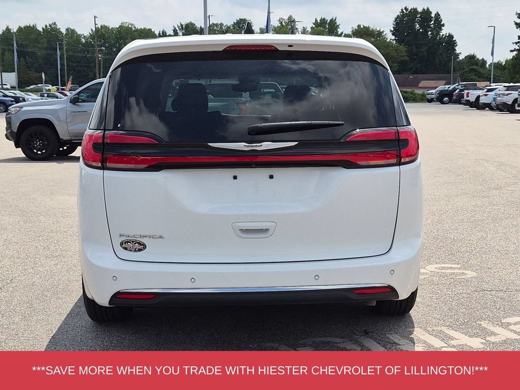 Used 2023 Chrysler Pacifica Touring-L FWD image 5