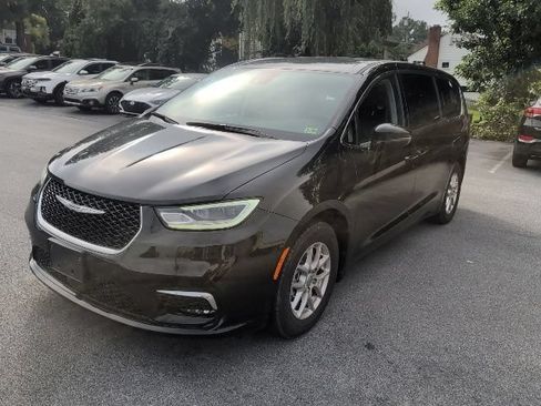 Used 2024 Chrysler Pacifica Touring-L FWD image 3