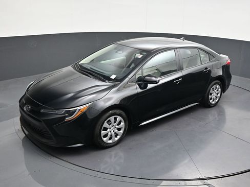 Used 2025 Toyota Corolla LE w/ Convenience Package FWD image 18