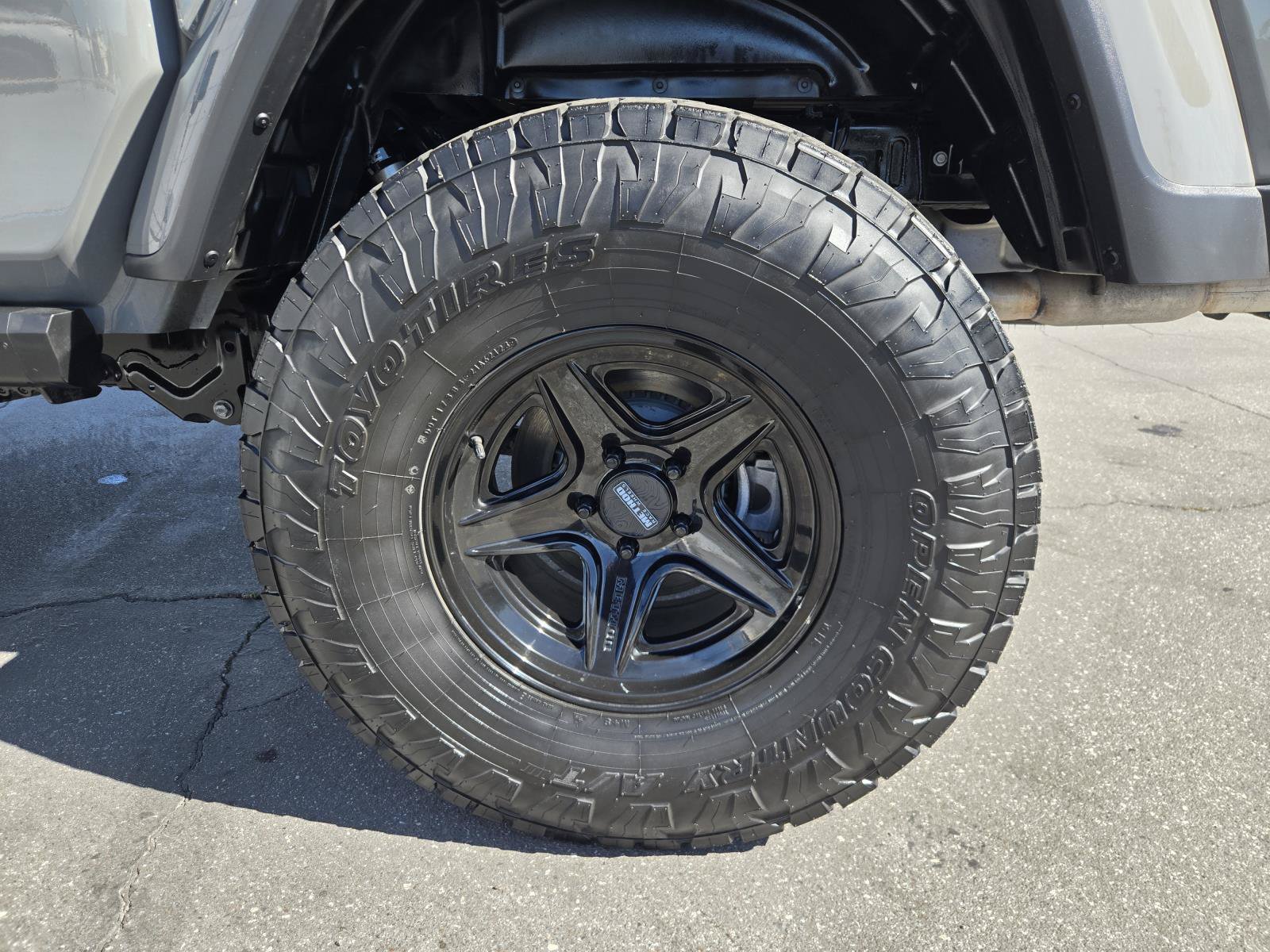 Used 2022 Jeep Gladiator Overland w/ Cold Weather Group AWD/4WD image 39