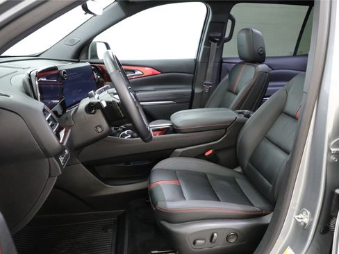 Used 2024 Chevrolet Traverse RS image 11