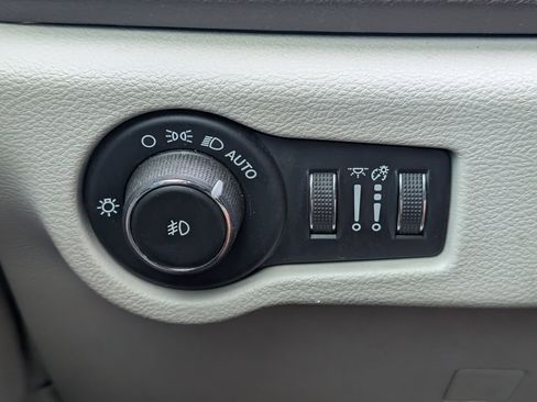 Used 2019 Chrysler Pacifica Touring-L Plus w/ Advanced Safetytec Group FWD image 9