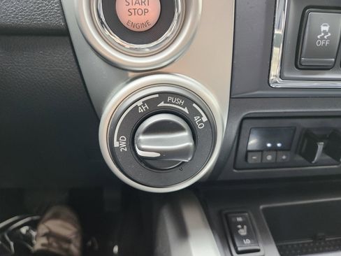 Used 2021 Nissan Titan SL w/ Moonroof Package AWD/4WD image 10