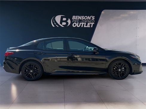 Used 2025 Toyota Camry SE image 6