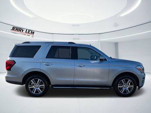 Used 2022 Ford Expedition Limited image 2