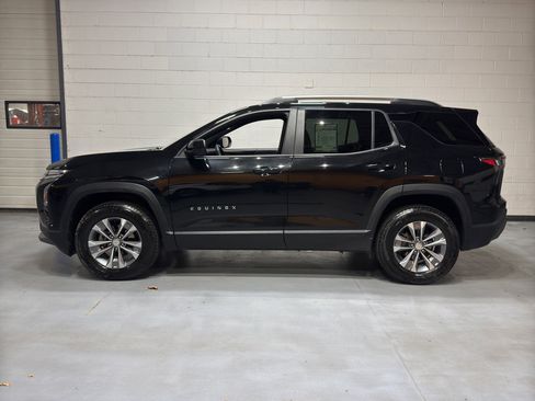 Used 2025 Chevrolet Equinox LT w/ Convenience Package II image 2