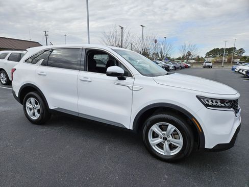 Used 2023 Kia Sorento LX image 1