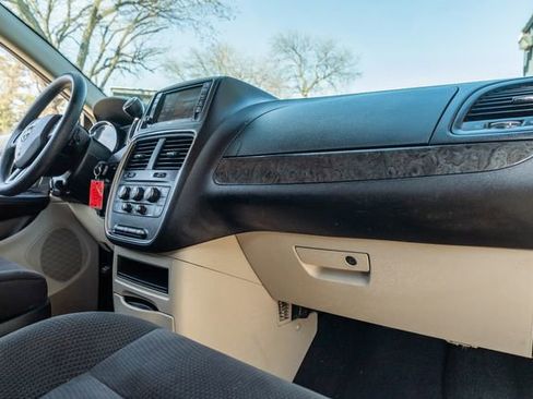 Used 2018 Dodge Grand Caravan SE w/ UConnect Hands-Free Group image 42