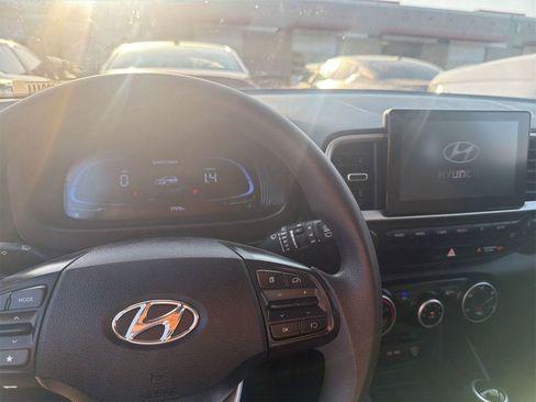 Used 2025 Hyundai Venue SE FWD image 6