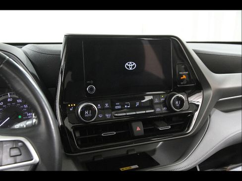 Used 2023 Toyota Highlander XLE image 9