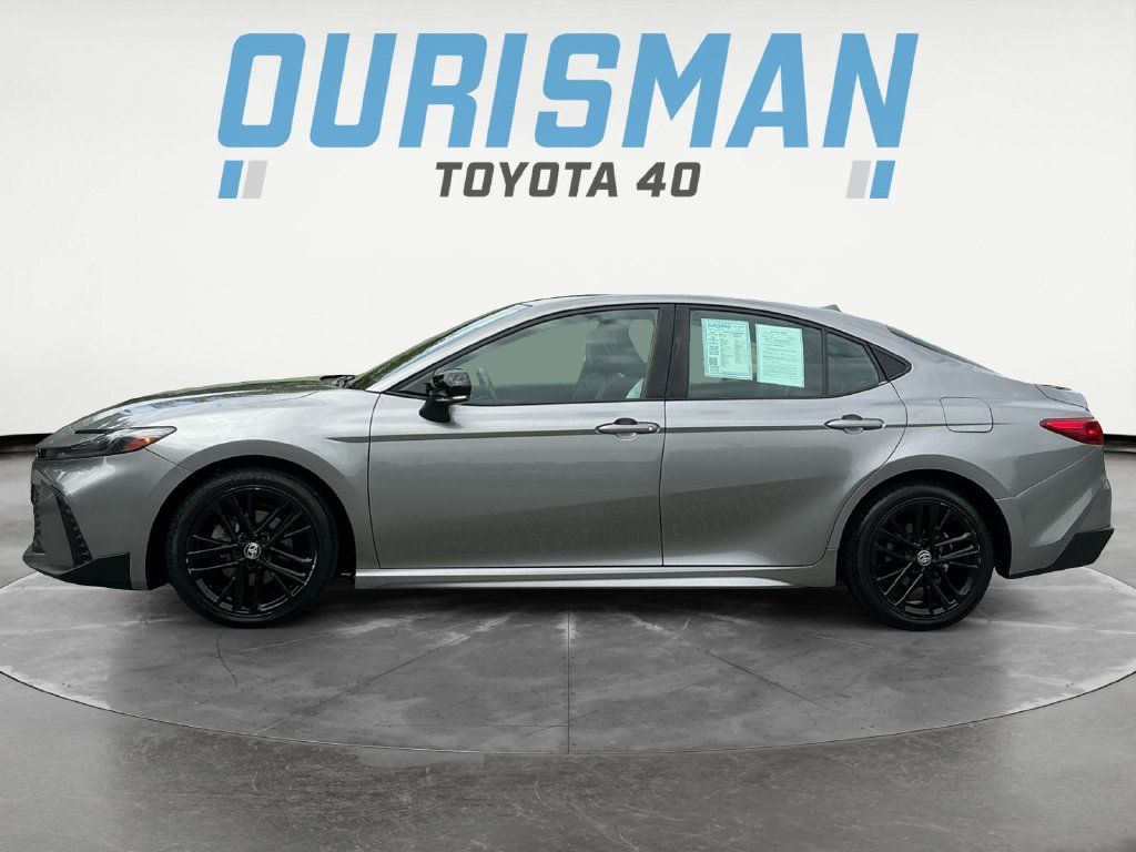 Used 2025 Toyota Camry SE FWD image 4