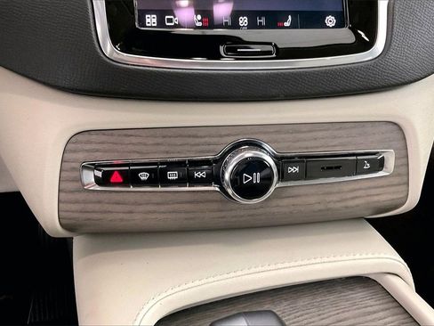 Used 2023 Volvo XC90 B6 Plus image 14