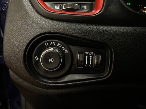 Used 2017 Jeep Renegade Trailhawk w/ Premium Trailhawk Package AWD/4WD image 21