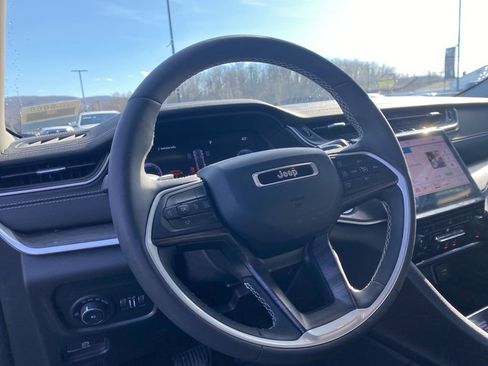 Used 2023 Jeep Grand Cherokee Limited w/ Black Appearance Package image 7