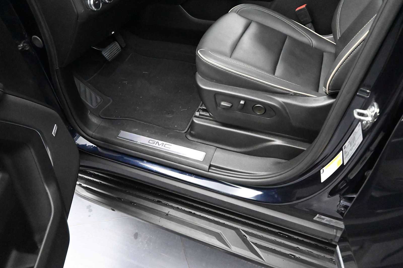 Used 2024 GMC Yukon XL SLT w/ SLT Luxury Package AWD/4WD image 12