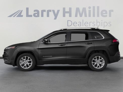 Used 2018 Jeep Cherokee Latitude Plus w/ Comfort/Convenience Group image 3