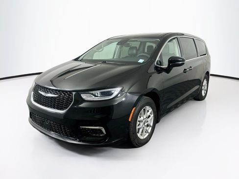 Used 2024 Chrysler Pacifica Touring-L FWD image 3