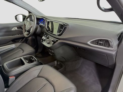 Used 2025 Chrysler Pacifica Select FWD image 30