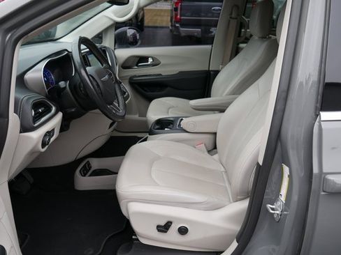 Used 2021 Chrysler Pacifica Touring-L image 2