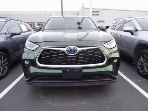 Used 2023 Toyota Highlander LE image 2