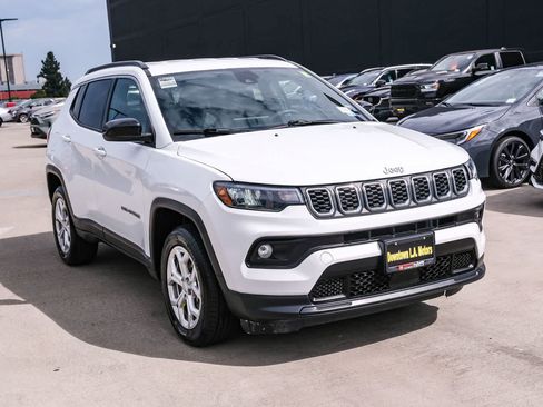 Used 2024 Jeep Compass Latitude AWD/4WD image 3