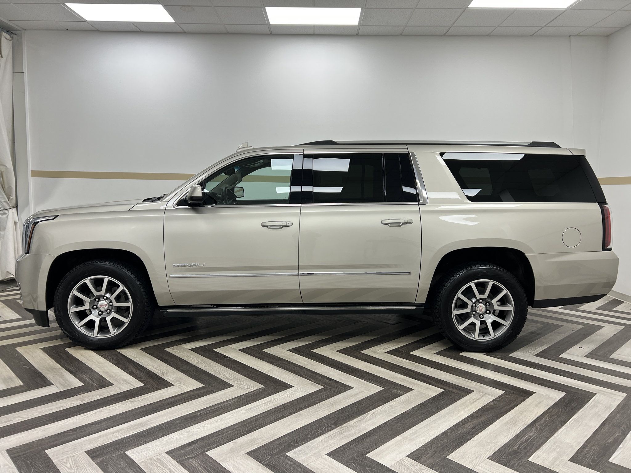 Used 2016 GMC Yukon XL Denali w/ Open Road Package AWD/4WD image 3