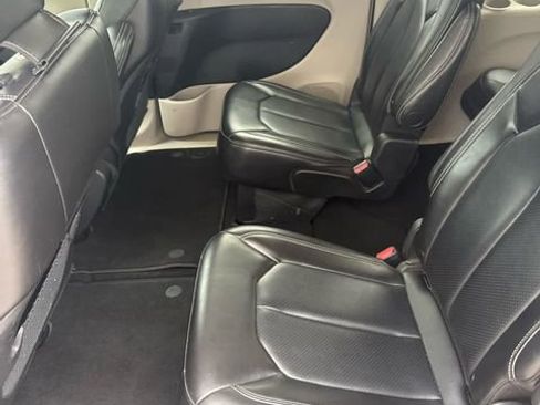 Used 2023 Chrysler Pacifica Touring-L image 7