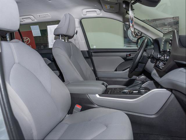 Used 2021 Toyota Highlander LE AWD/4WD image 25