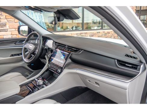 Used 2022 Jeep Grand Cherokee Overland w/ Luxury Tech Group IV image 14