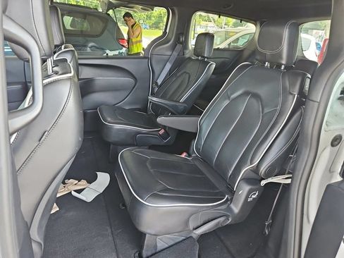 Used 2025 Chrysler Pacifica Limited FWD image 10