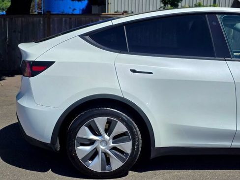 Used 2023 Tesla Model Y Long Range AWD/4WD image 11