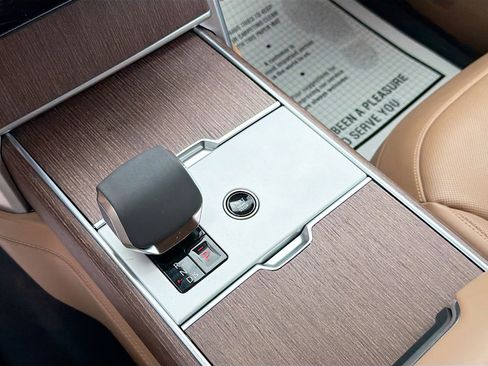 Used 2024 Land Rover Range Rover Long Wheelbase SE image 28