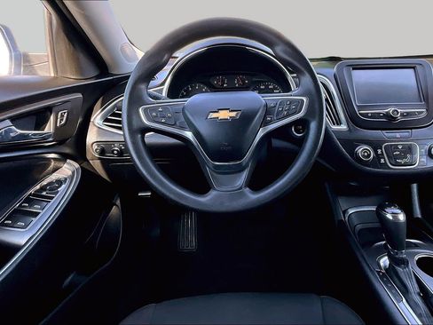 Used 2018 Chevrolet Malibu LT FWD image 5