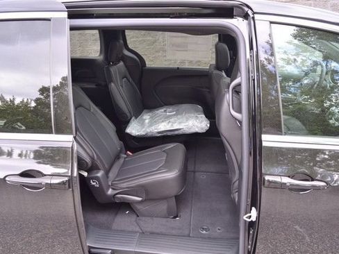 New 2027 Chrysler Pacifica Select AWD/4WD image 32