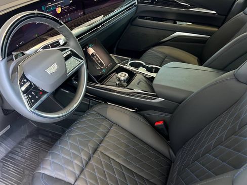 Used 2026 Cadillac Escalade IQL Sport 1 w/ LPO, ONYX Package AWD/4WD image 9