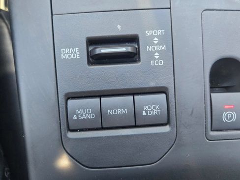 Used 2024 Toyota Highlander XLE AWD/4WD image 26