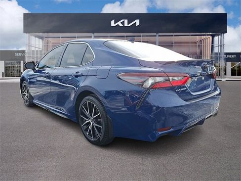 Used 2023 Toyota Camry SE image 4