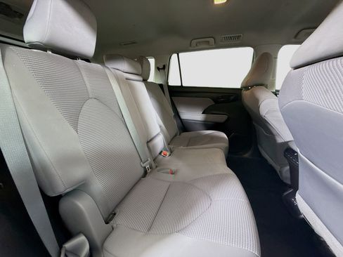 Used 2023 Toyota Highlander L image 27