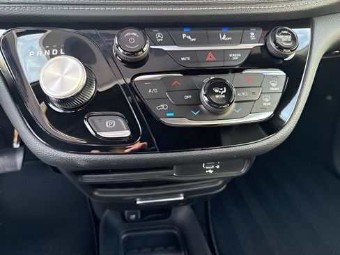 New 2026 Chrysler Pacifica Select image 18