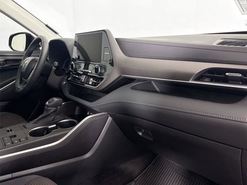 Certified 2023 Toyota Highlander LE image 40