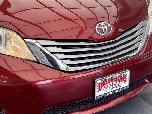 Used 2017 Toyota Sienna XLE Premium w/ Cargo Management Package FWD image 31