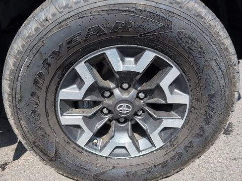 Used 2020 Toyota Tacoma TRD Off-Road AWD/4WD image 9